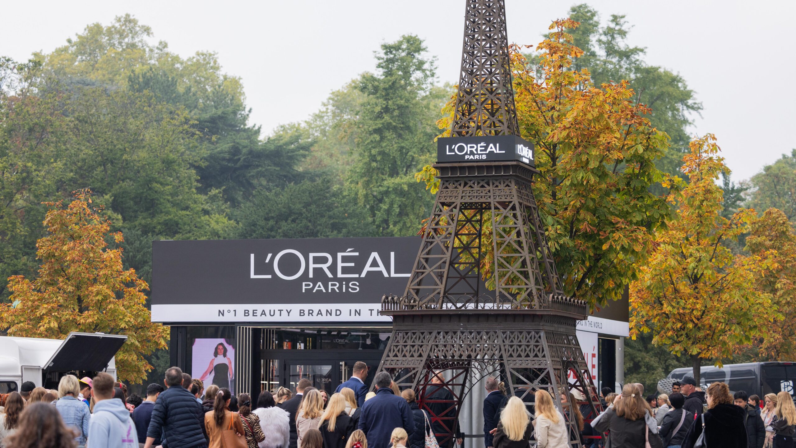 kering cède sa division beauté à l'oréal : découvrez les détails de cette acquisition stratégique et ses impacts sur l'industrie du luxe et de la cosmétique.
